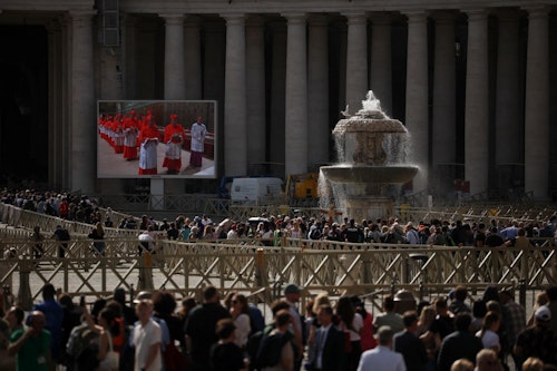 En directo: Primera fumata negra en el Vaticano, la votación termina sin consenso para elegir Papa