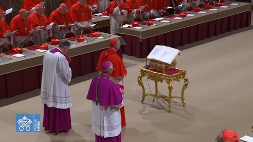 En directo: Primera fumata negra en el Vaticano, la votación termina sin consenso para elegir Papa