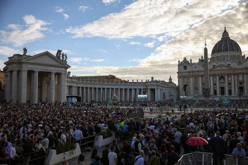 En directo: Primera fumata negra en el Vaticano, la votación termina sin consenso para elegir Papa