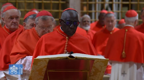 En directo: Primera fumata negra en el Vaticano, la votación termina sin consenso para elegir Papa